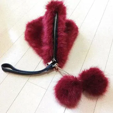 미사용 새상품! 새상품급! 인기 브랜드 PAULE KA 퍼 폼폼 부착 백