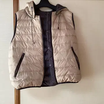 후드 부착 베이지 다운 베스트