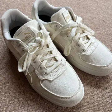 PUMA 화이트 스니커즈