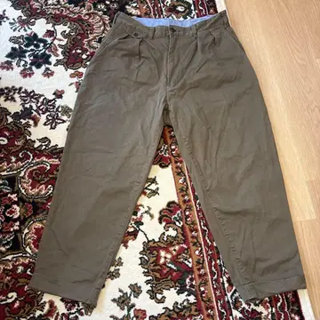 BEAMS PLUS 2 플리츠 치노 팬츠