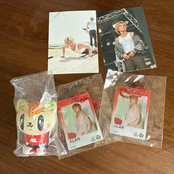 ALAN 피규어와 키링과 엽서 세트