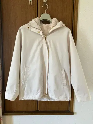 화이트 플리스 안쪽 후드 부착 자켓