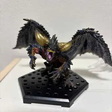 몬스터 헌터  네르기간테 피규어