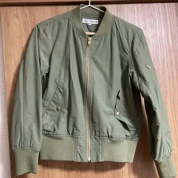 올리브 그린 봄버 자켓