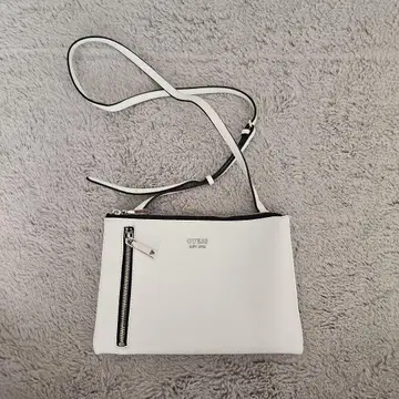 GUESS 화이트 숄더백