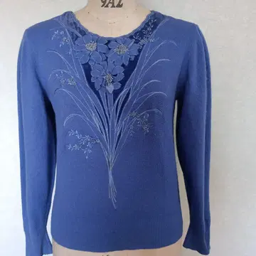 꽃 자수 파랑 긴팔 스웨터