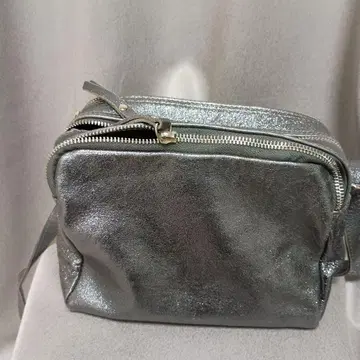 메탈릭 실버 숄더백