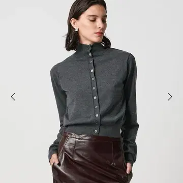 미사용 새상품 H뷰티&유스 다크 그레이 하이넥 니트