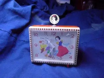 당시의 것입니다. 디즈니 타임의 백설공주 아날로그 알람 시계