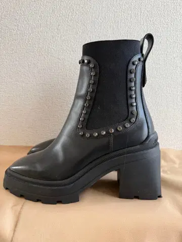 JIMMY CHOO 스터드 장식 사이드 고어 부츠