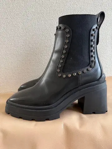 JIMMY CHOO 스터드 장식 사이드 고어 부츠
