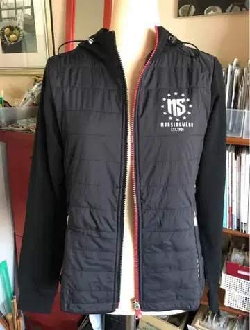 가격 인하 먼싱웨어 로고 후드 부착 자켓 ( M )