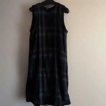 주식회사 팔티클라르 택 있음 슬리브리스 롱 원피스 블랙과 파랑 체크 무늬