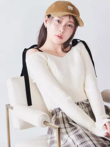 스나이델 숄더 리본 오프숄더 니트 풀오버 IVR