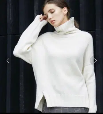 STUDIOUS 베이지 터틀넥 니트 슬릿