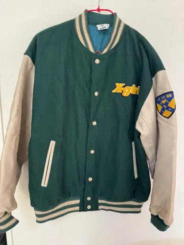 X-girl 바시티 자켓 다크 그린 베이지