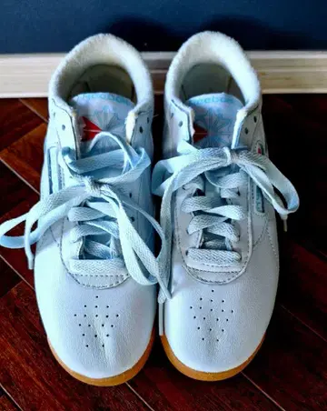 Reebok 라이트 블루 스니커즈