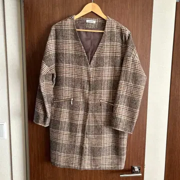 체크 무늬 브라운 컬러 롱 코트