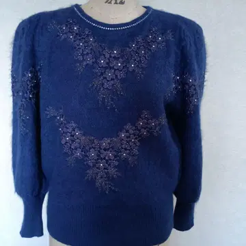 자수 비즈 장식 네이비 스웨터