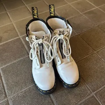 닥터마틴 화이트 지퍼 부츠