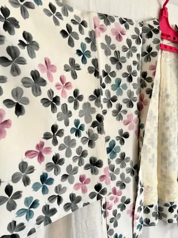 [ 하자품 ] 겉옷 미사용 새상품 꽃무늬 화이트 귀여운 교육용 실 부착