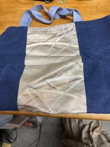 네이비와 실버 토트백