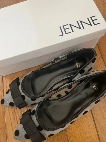 새상품급 JENNE 도트 무늬 플랫슈즈 24.5