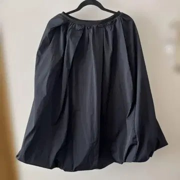 [ Mila Owen ] 블랙 벌룬 롱 스커트