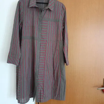 그레이와 빨간색 스트라이프 긴팔 셔츠 드레스