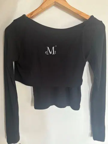 MUCENT 블랙 크롭 상의 긴팔