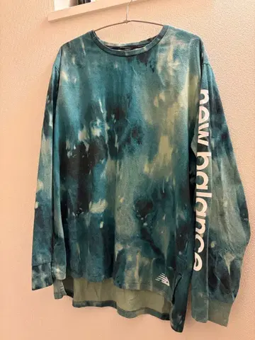 new balance 긴팔 T셔츠 타이다이 패턴