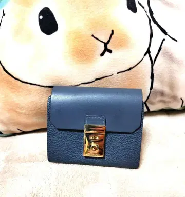 정품 FURLA 네이비 가죽 이단 접이식 지갑 골드 금장 장식