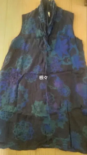 네네 파랑과 블랙 꽃무늬 슬리브리스 튜닉