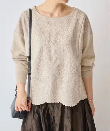 비어즐리 프론트 자수 니트 베이지 정가 31900