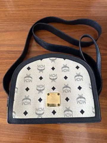 MCM 로고 프린트 숄더백