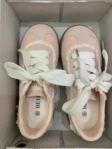 핑크 계열 큐트 스니커즈