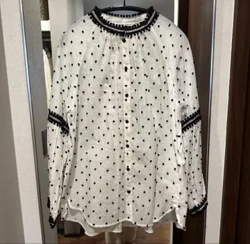 츠모리치사토 도트 무늬 긴팔 셔츠