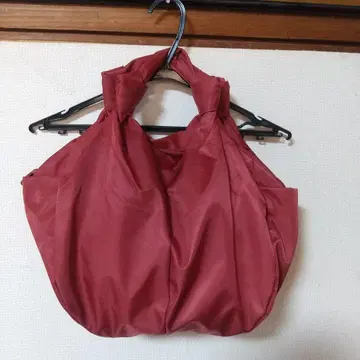 와인색 토트백 탈부착 가능한 스트랩 포함