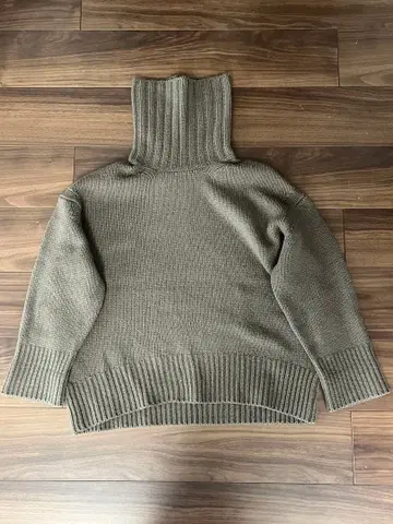 갤러리 바이 파인 울 터틀넥 니트 카키