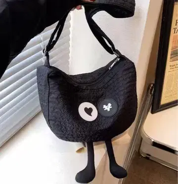 캐릭터 포함 블랙 숄더백