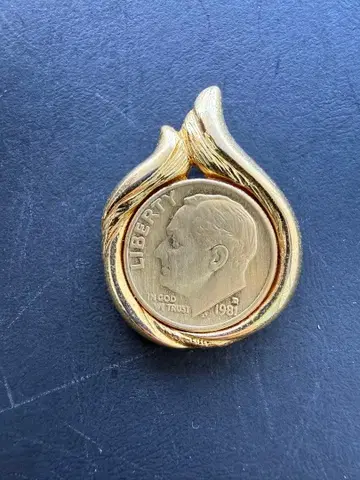 골드 컬러 코인 펜던트 1981년