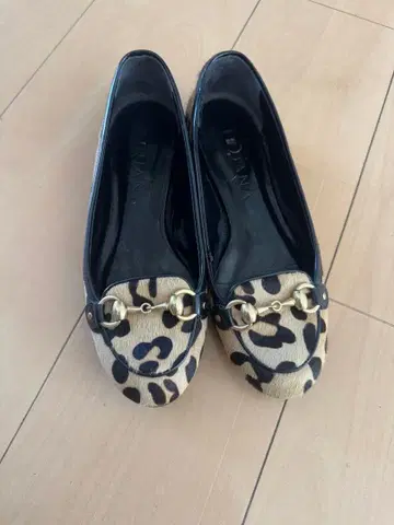 다이애나 DAIANA 레오파드 무늬 플랫슈즈