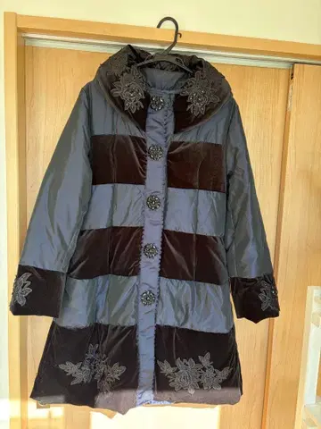 자수 비즈 장식이 달린 네이비와 블랙의 충전솜 롱 코트