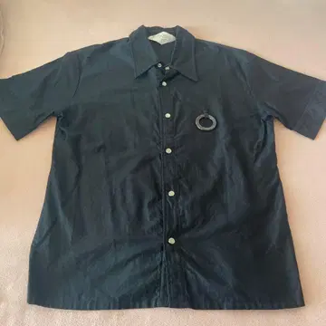 블랙 반팔 셔츠 버튼, 반지 장식