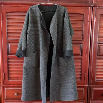 그레이와 블랙 체크 무늬 롱 코트