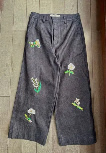 자수 들어간 다크 그레이 와이드 데님 팬츠