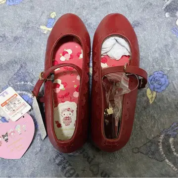 m petit by misako x Hello Kitty 레드 펌프스