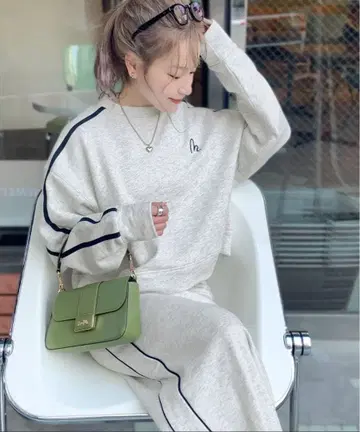 mily bilet 사이드 라인 맨투맨 스커트 로고 자수 맨투맨 세트