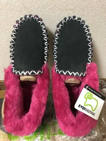 세일 상품 무스탕 모카신 블랙 컬러, 핑크 퍼 25.5cm