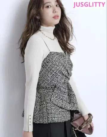 JUSGLITTY 라메 터틀넥 스웨터 아이보리